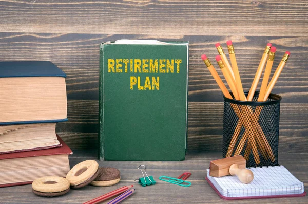 Концепция пенсионного плана. Книга на деревянном фоне — стоковое фото