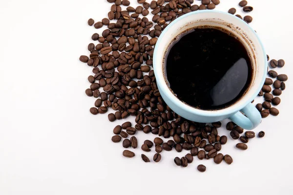 Kahve kupa kahve çekirdekleri ile