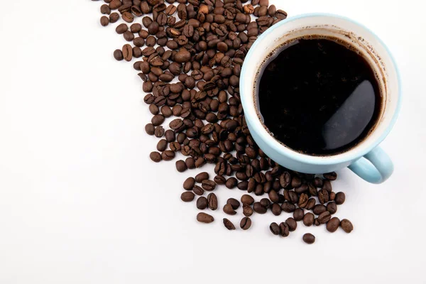 Kahve kupa kahve çekirdekleri ile
