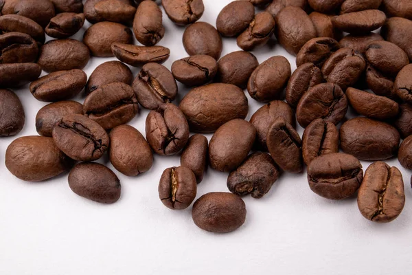 kahve çekirdekleri beyaz arka plan üzerinde kapat