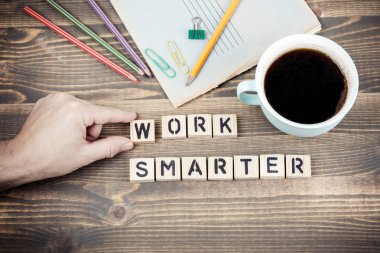 İş daha akıllı. Ofis Masası ahşap harfler