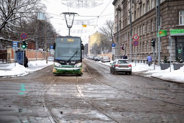 Riga, Letonya - 17 Aralık 2018: Skoda tramvay taşıyan insanlar. Arıtılan ait toplu ulaşım ve otopark yetkilisi Riga hizmet. Bozulmalar skandallar dahil
