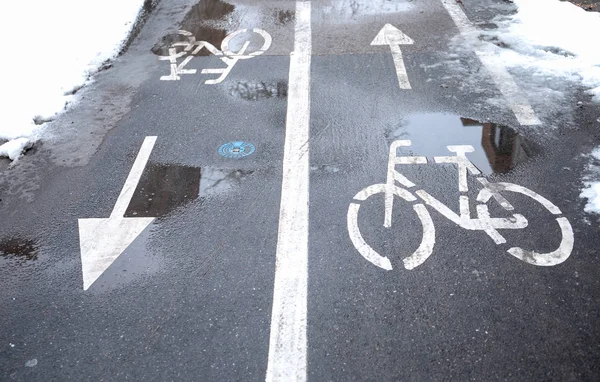 Caminho de bicicleta com um símbolo de bicicleta e seta direcional — Fotografia de Stock