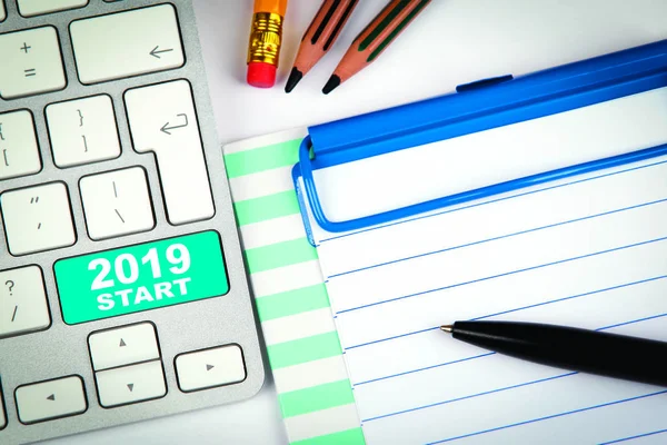 Concepto Inicio 2019 Teclado Ordenador Escritorio Oficina Blanco Con Varios —  Fotos de Stock