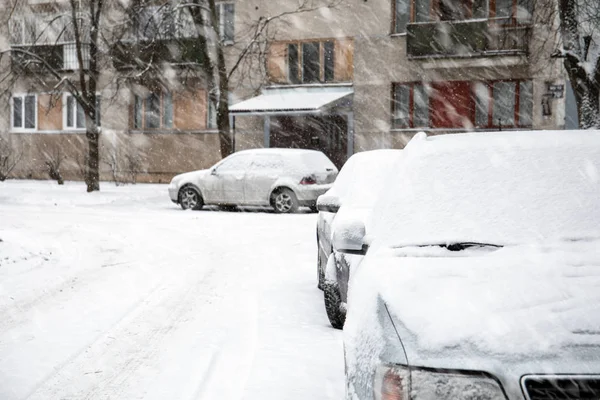 Geparkte Autos mit Schnee bedeckt — Stockfoto