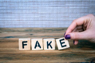 Sahte. Ofis Masası ahşap harfler