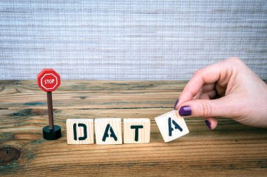 veri kavramı. Ahşap yol işaret harflerle