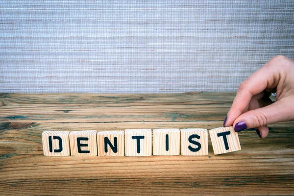 Diş hekimi. Ofis Masası ahşap harfler