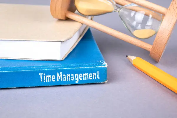 Time management concept. Blauwboek op een grijs Bureau tafel — Stockfoto