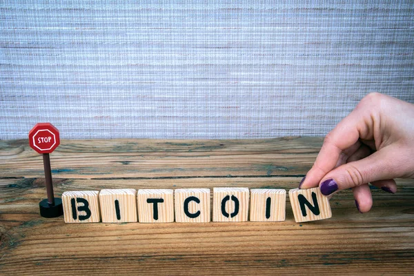 Bitcoin-konceptet. Trä bokstäver med vägmärke — Stockfoto