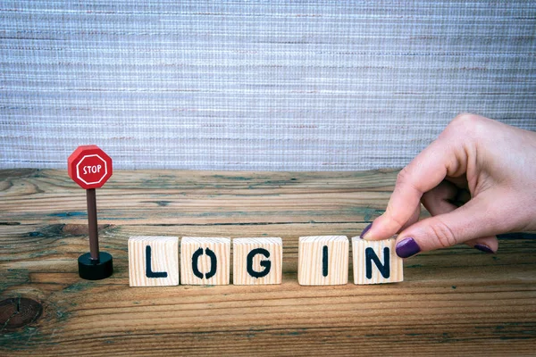 Pare o conceito de login. Cartas de madeira na mesa do escritório — Fotografia de Stock