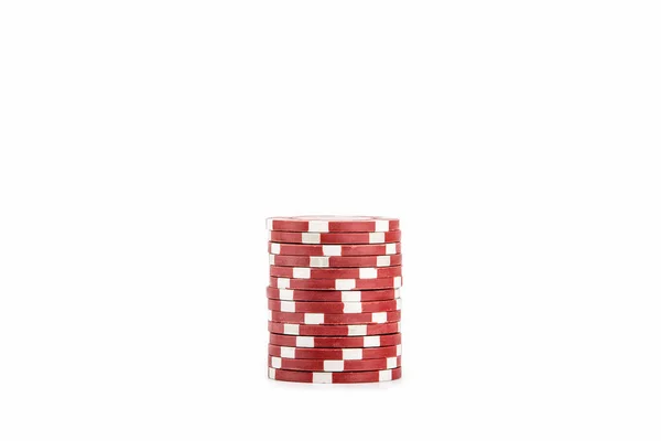 Красный чип казино на белом фоне — стоковое фото