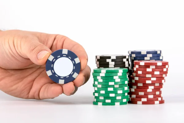 Blue Casino Chip in der Hand — Stockfoto