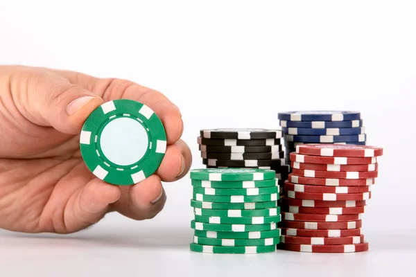 Grüner Kasino-Chip in der Hand — Stockfoto