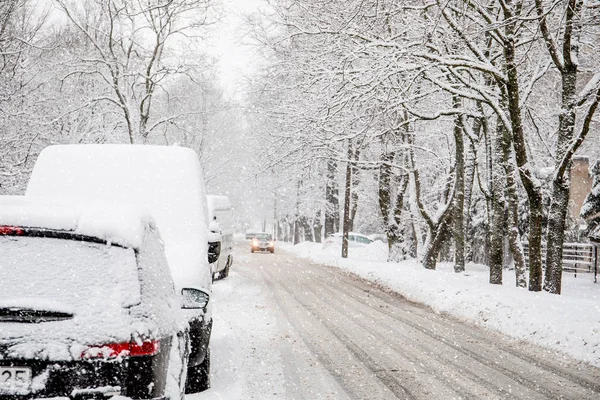 Schneesturm, Eis und glatte Straßen in der Stadt — Stockfoto