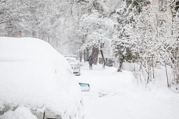 Snowstorm, ice and slippery city streets — Stock Photo, Image