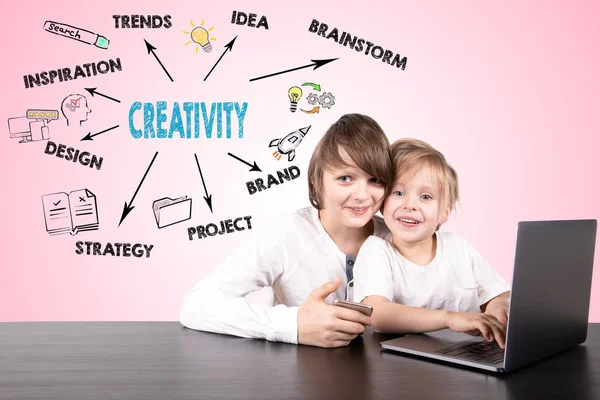 A kreativitás fogalmát. Két fiú smartphone és laptop — Stock Fotó
