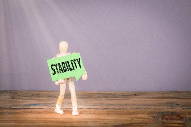 İstikrar. Ahşap adam yeşil konuşma balonu