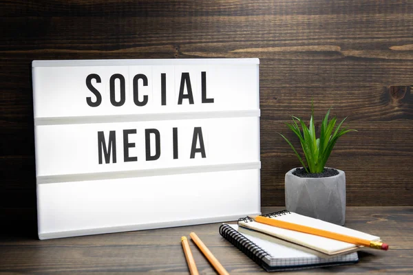 Concetto di social media. Testo in lightbox — Foto Stock