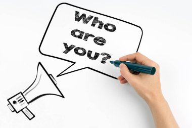 Kimsin. Megafon ve metin