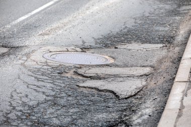 Bozuk asfalt yol çukurların ile