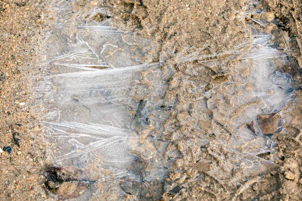 水たまりに冷凍・ アイス。砂利道 — ストック写真