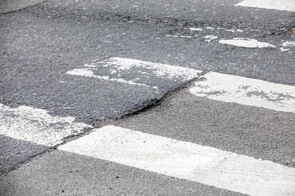 Bozuk asfalt yol çukurların ile