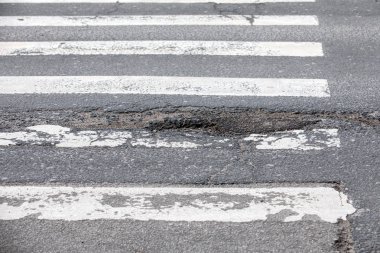 Bozuk asfalt yol çukurların ile