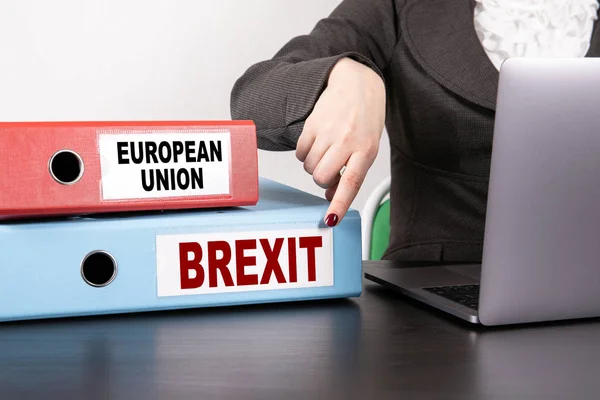 유럽 연합 및 Brexit 개념입니다. 사무실에서 책상에 두 바인더 — 스톡 사진