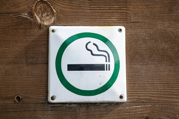 Κάπνισμα περιοχή υπογράφω σε φόντο ξύλινη — Φωτογραφία Αρχείου