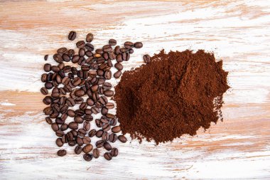 çekilmiş kahve ve kahve çekirdekleri