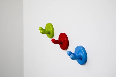 Renkli giysi kancaları