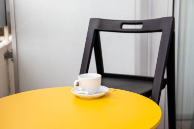 Kahve fincanı masanın üstünde.