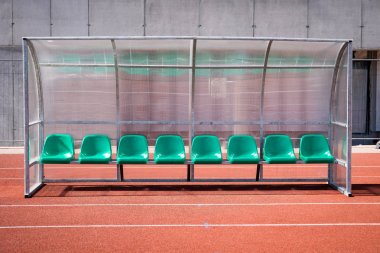 Futbol stadyumunda teknik direktör ve yedek banklar