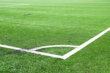 Yeşil futbol sahasında beyaz çizgi köşesi