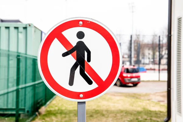 Señal de tráfico que prohíbe el movimiento de peatones — Foto de Stock