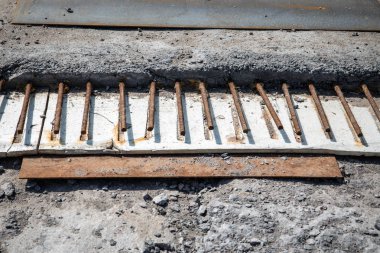 Hasarlı beton yapılar. Kötü ve acil durumda köprü