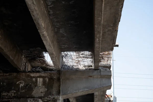 Skadade betongkonstruktioner. Överbrygga i dåligan och nöd-villkorar — Stockfoto