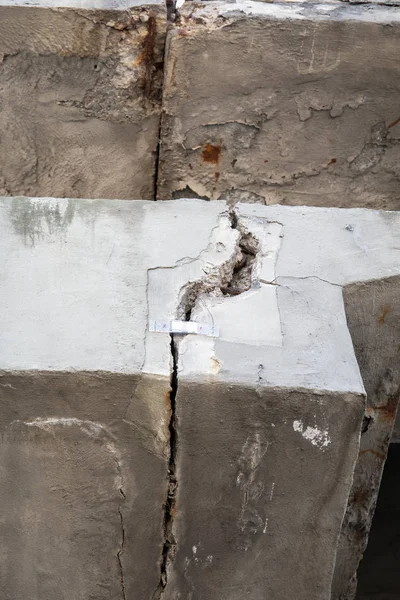 Skadade betongkonstruktioner. Överbrygga i dåligan och nöd-villkorar — Stockfoto