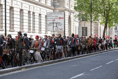 Metropolitan bisiklet yolculuğu. Eski bisikletli ve giysili insanlar