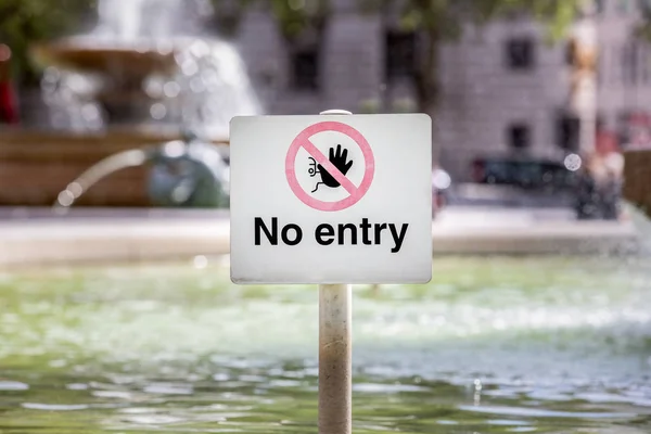 No hay señal de advertencia de entrada en la fuente — Foto de Stock