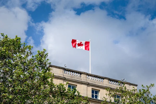 Розмахував прапором Канадський проти синього неба — стокове фото