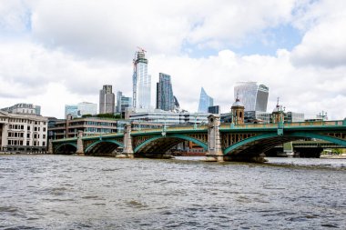 Londra'daki gökdelenler. Yüksek katlı binaların şehir görünümü