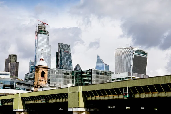 Wolkenkrabbers in Londen. Uitzicht op de stad van hoogbouw — Stockfoto