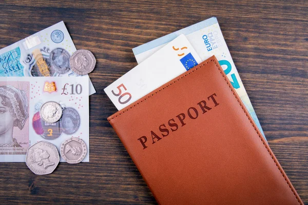 Libra esterlina, euro dinero y pasaporte. Viajar a Gran Bretaña concepto — Foto de Stock