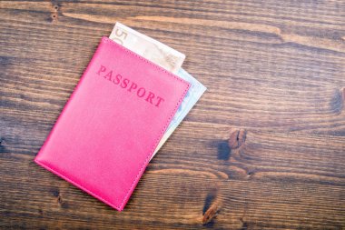 Avro parası ve pasaport. Seyahat kavramı