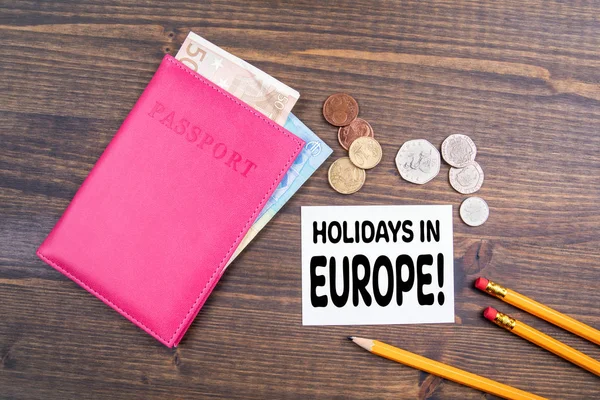 Διακοπές στην Ευρώπη. Ευρώ και βρετανικά κέρματα με διαβατήριο — Φωτογραφία Αρχείου