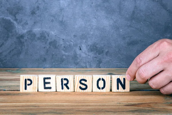 Kişi - ahşap harflerden kelime