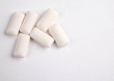 Beyaz arkaplanda sakız çiğneme