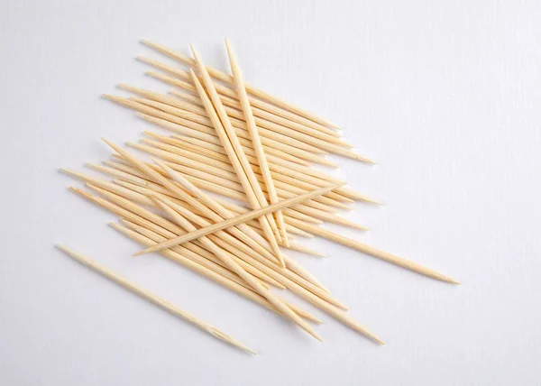 Palillos de madera de bambú sobre fondo blanco —  Fotos de Stock